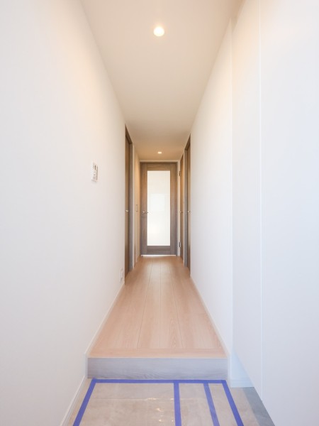 ダイニングからの光を取り込んだ明るい玄関です。大切なご家族の「ただいま」「おかえり」が行き交う心温まる空間です。