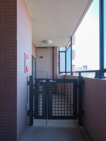 1フロア2住戸、棟内にエレベーターを2基構え、隣接住戸の方と別のエレベーターをご利用いただけます。玄関前には専用ポーチが設けられ、住戸ごとのプライバシー性を確保する設計です。