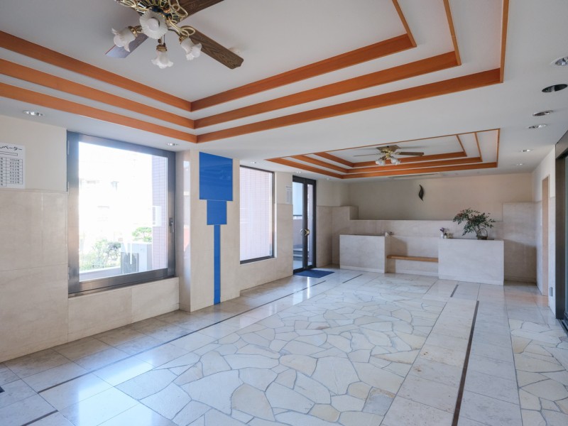 エントランスホールはまるでリゾートホテルにいるかのような爽やかな空間が広がります。心地よい自然光と、涼しげな質感の石調フロアが印象的です。