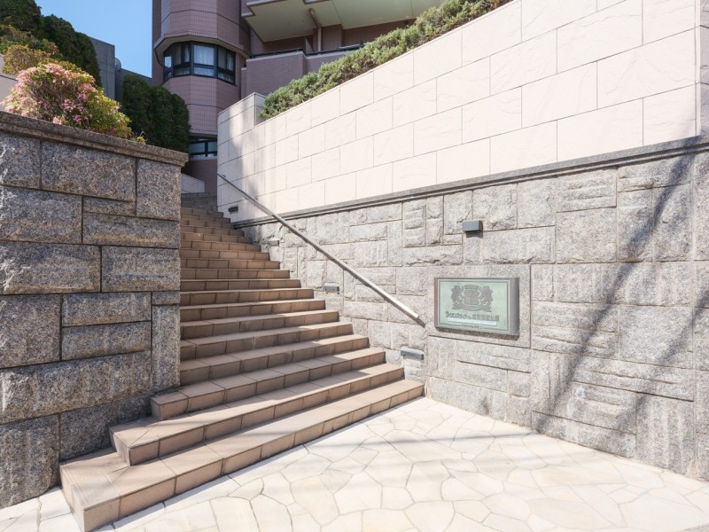 気品溢れるアプローチはゆとりをとったリュクスなデザイン。居住者様を快適な住まいへと誘います。