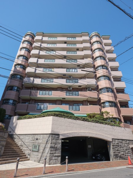 『浦和』駅徒歩12分！洗練された外観が目を引く管理体制良好なマンションです。オートロック・宅配ボックス完備。文教施設にも恵まれた利便性・住環境良好なエリアに位置します。