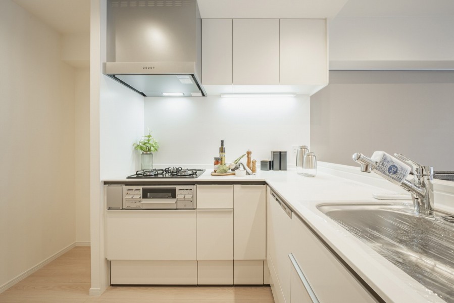 お部屋の雰囲気に溶け込む、収納豊富なL字型キッチンです。ラクな動きで道具を取り出せたり、調理中のムダな手間を省けたり、料理がさらに快適になります。