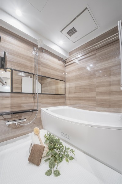 浴槽・洗い場共にゆとりのあるバスルームです。浴槽は美しいカーブと全身を包み込むような入浴感が特長です。