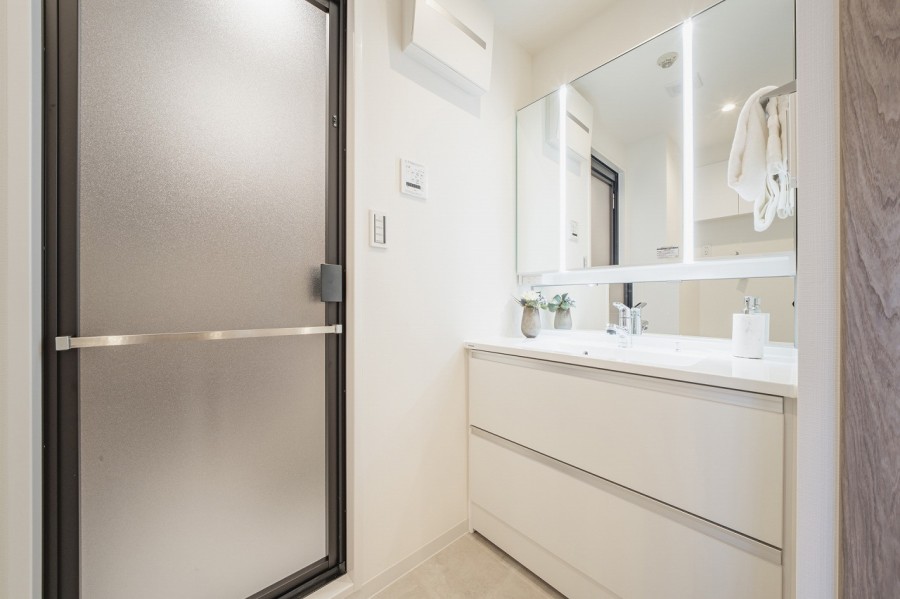 カウンターとボウルが一体となっているのでお手入れ簡単な洗面化粧台です。身だしなみチェックや鏡裏の収納が便利な三面鏡になっています