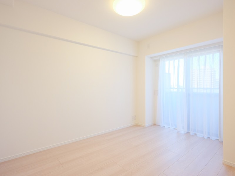 バルコニーに面した洋室1は伸びやかな時間が流れるお部屋です。クローゼット付きで主寝室におすすめです。