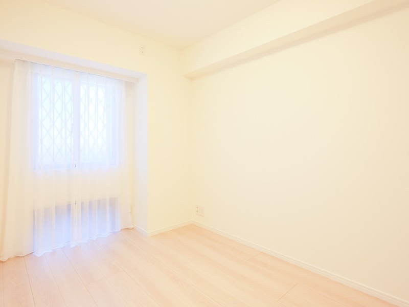 洋室2にもクローゼットがあり、居住スペースを広々とお使いいただけます。シンプルな内装はどんなインテリアをも受け止める柔軟性が魅力です。