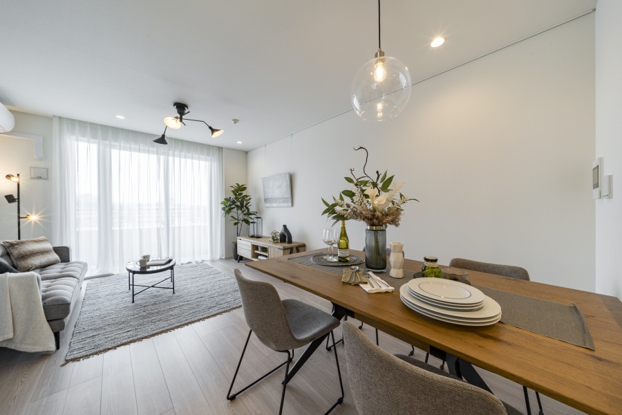 居心地の良いリビングはシンプルな内装なので、お手持ちの家具とも合わせやすいのが魅力です。床暖房を敷設しているので、寒い季節も足元からポカポカ暖かく快適です。