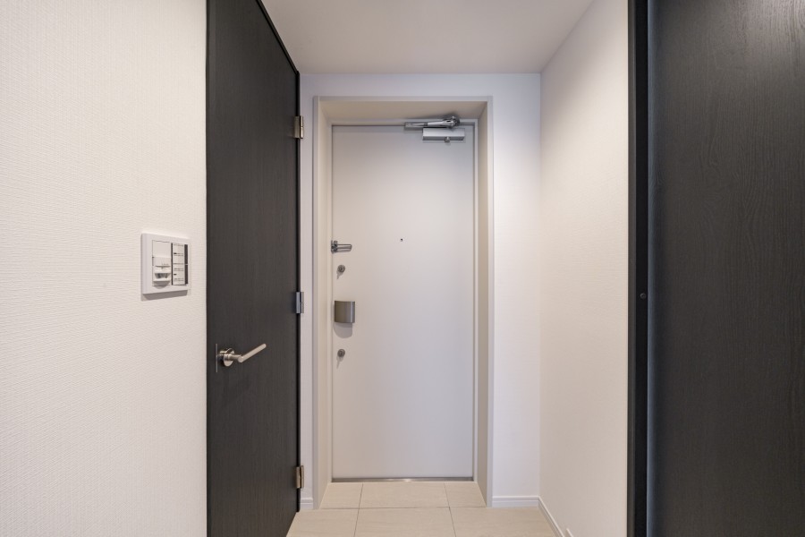 人感センサー付きの玄関には、たくさん収納ができるシューズインクローゼットを設置しました。