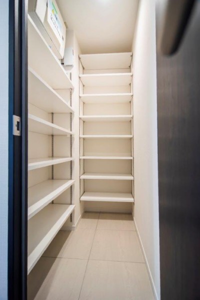 シューズインクローゼットは、豊富な棚付きでシューズはもちろん、アウトドアグッズや雨具なども収納可能です。