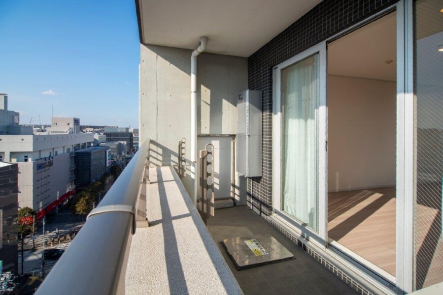 最上階の西向きの採光のとれたバルコニーです。物干し金物付き、天気の良い日には洗濯物がしっかりと乾きそうです。