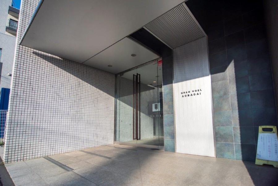 エントランスの外まで手入れが行き届いた様子からは管理体制の良さが伺えます。オートロック・宅配ＢＯＸ完備です。