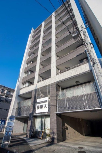 「青葉台」駅徒歩2分の近さにある10階建てのマンションです。駅前には商業施設やコンビニがあるので、毎日の通勤にも便利な立地です。