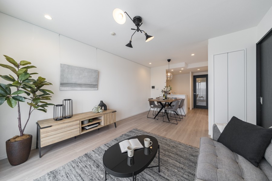 リビングはダイニングスペースもゆったりと確保できる広々空間。備え付けのピクチャーレールにはアートを飾って、お好みの空間づくりをお楽しみいただけます。