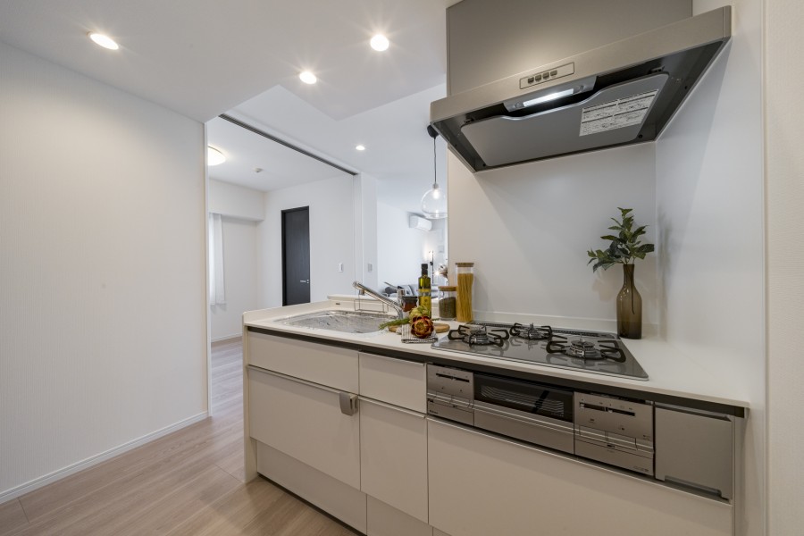 LIXIL製システムキッチンを新規設置しました。人造大理石トップを採用した美しく、お手入れのしやすいキッチンです。できる吊戸棚を造作しました。扉付きなので生活感を隠せるのも嬉しいポイント。新たにラックを設ける必要がなく、スタイリッシュな空間を維持できます