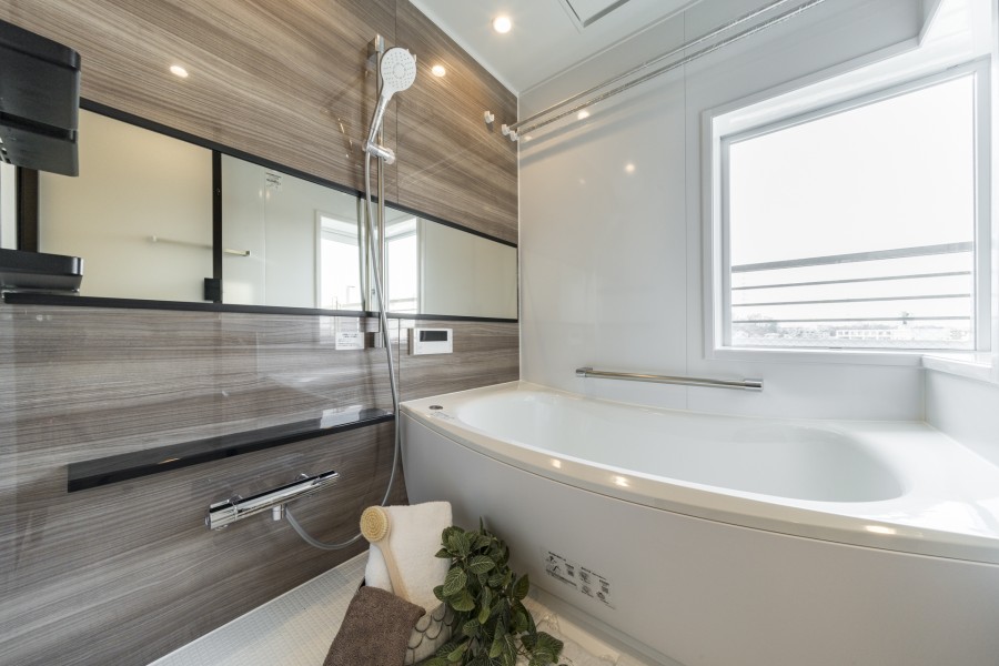 バルコニーに面した開放感のある明るいバスルームです。暖房・涼風・換気・乾燥機能付きで1年中快適なバスタイムをお楽しみいただけます。