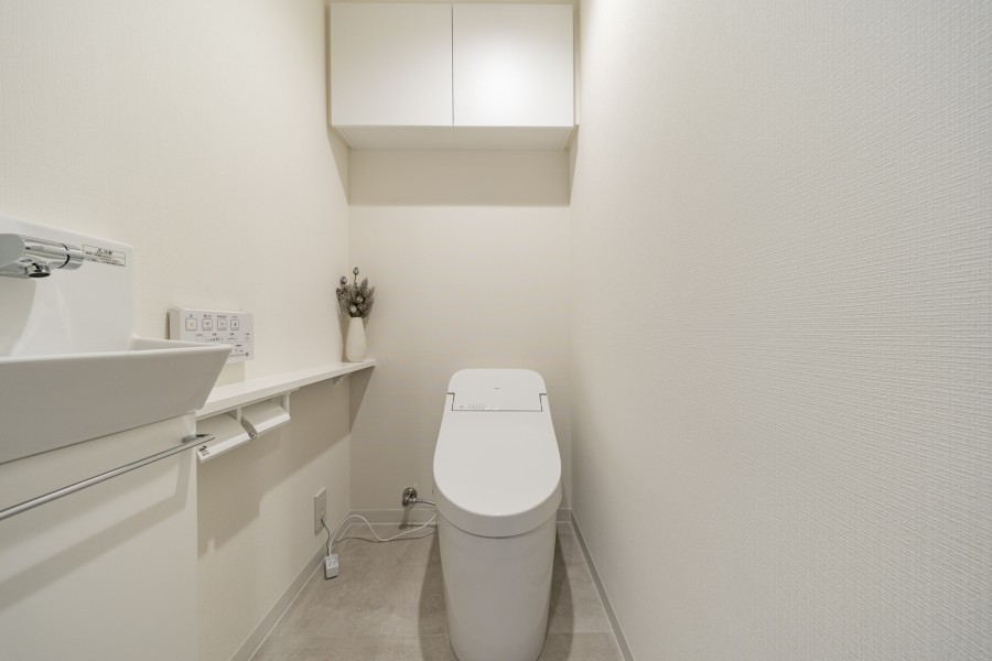 レストルームには洗練されたお部屋にぴったりなスタイリッシュなタンクレストイレが設置されています。手洗い場や収納に便利なカウンターも備え付けです。