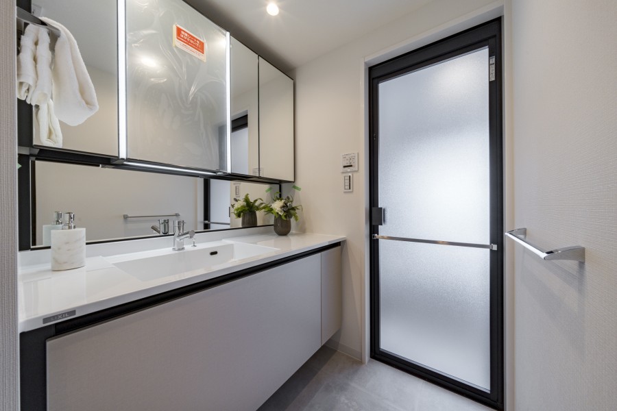 入浴後の豊かな時間を演出し、心からくつろげるプライベートスペースの洗面化粧台です。サイドスペースにゆとりがあり、ドレッサーとしてもお使いいただけます。