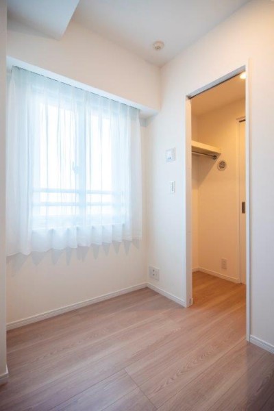 サービスルームはライフスタイルによってあらゆる用途にお使いいただける魅力的なスペースです。ウォークスルークローゼットから洋室へつながっています。