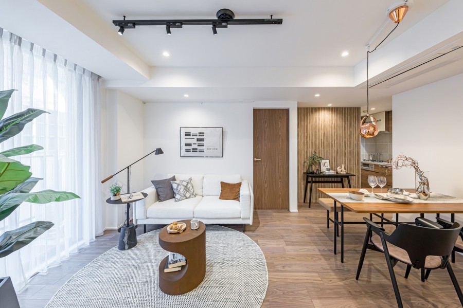 ワイドスパン設計のリビングダイニングです。キッチン側の壁面には日本の縦格子をモチーフとしたエコカラットを採用。調湿・消臭機能があり機能性も優れています。