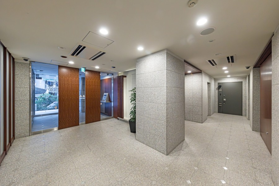 令和2年には共用部大規模修繕工事が実施されています。手入れの行き届いたスマートなエントランスホールからも管理体制の良さが伺えますね。