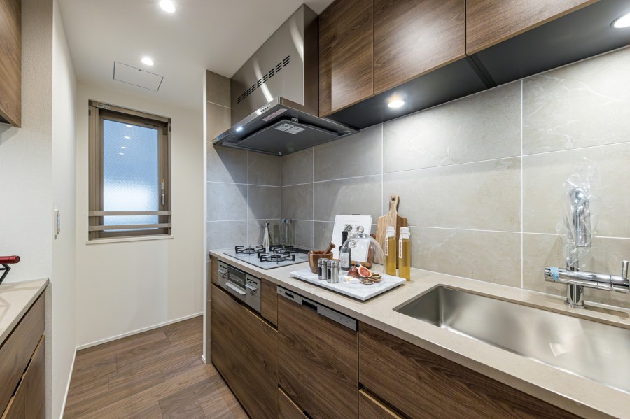 高級感溢れる田中工藝製のオリジナルシステムキッチンです。機能性とデザイン性を兼ね備えました。キッチン側にも窓があり、換気がしやすいのも嬉しいですね。