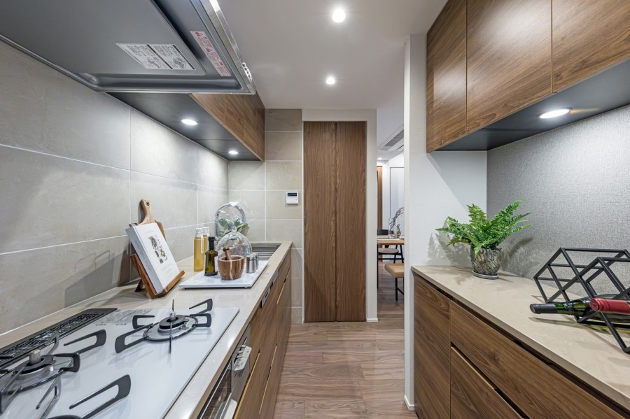 キッチン背面には収納豊富でカウンタースペースも広いカップボードがが備わっています。間接照明がよりいっそう上質空間を創り出す気品溢れるキッチンです。