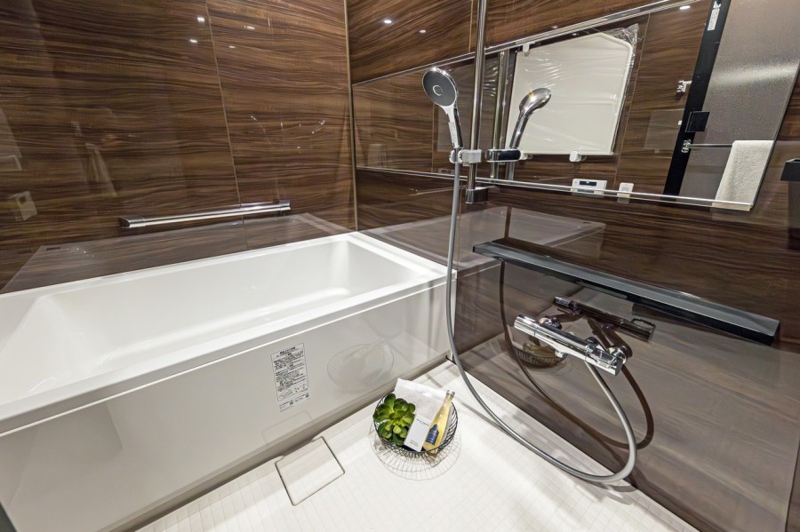 1418サイズのゆとりあるくつろぎのバスルームです。毎日のバスタイムを贅沢に、豊かにしてくれるラグジュアリーな空間です。