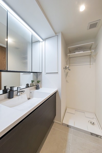 入浴後の豊かな時間を演出し、心からくつろげるプライベートスペースの洗面化粧室です。カウンター部分にもゆとりがあるので身支度がしやすいサイズです。