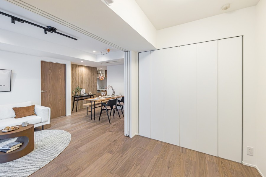 約4.9帖の洋室2には間口の広いクローゼットが備わっています。居住スペースを広々とお使いいただけます。