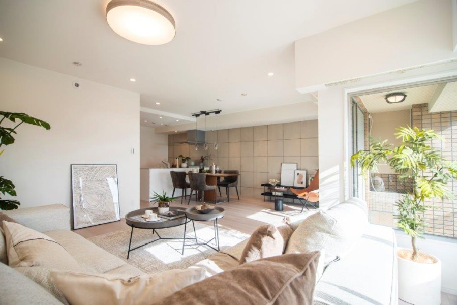 贅沢な広さのリビングダイニング(約21.4帖)ではじまる余裕のある暮らし。あたたかな光が降り注ぎ、解放感溢れるお部屋は、ご家族団らんのひとときを大切に、より快適にお過ごしいただける空間です。