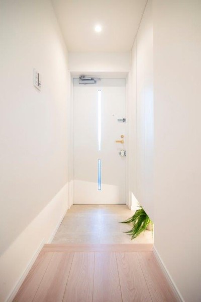 白を基調とした清潔感のある玄関です。人感センサー付きライトを設置したので、暗い時間帯のご帰宅や両手が塞がっているときも快適です。