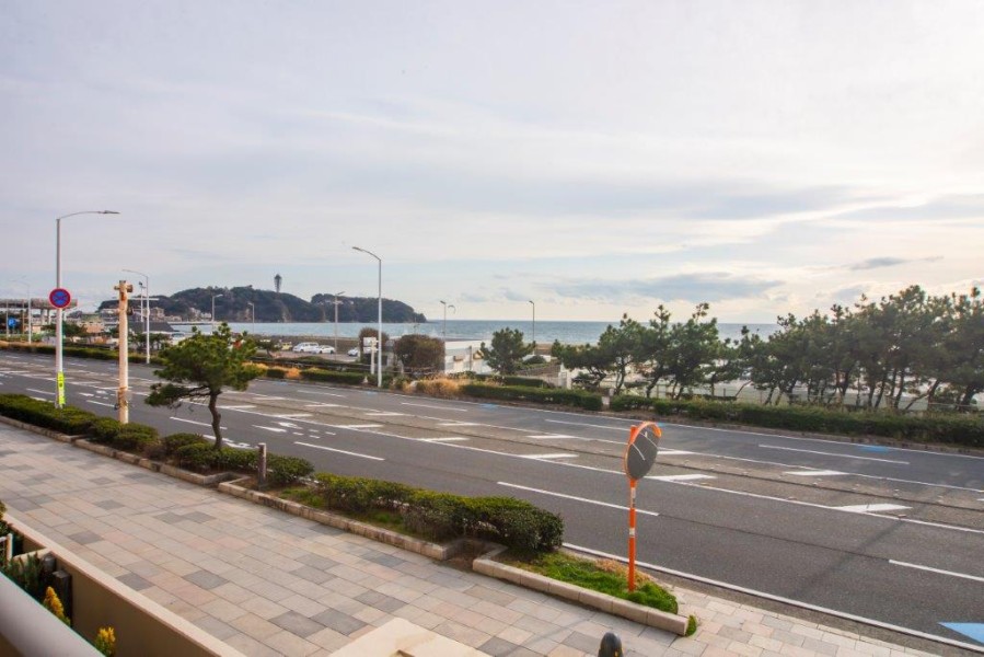 バルコニーからの江ノ島を望む眺望です。のびやかに広がる空が日常になり、至福の時間に包まれる住まいです。