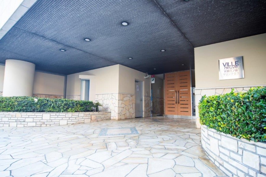 気品溢れるエントランスアプローチです。オートロック付きなのでセキュリティ面も安心ですね。