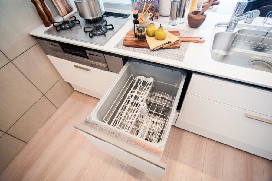 ◆食器洗浄乾燥機◆家事の時間を短縮できる優れもの。さらに節水・節約を同時に行うことができるので、大変人気があり重宝します。