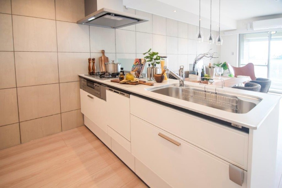 開放的な人気のオープンキッチンを採用しました。ホワイトの清潔感あるキッチンは飽きずに長く使えるデザインと、使い勝手を備えています。