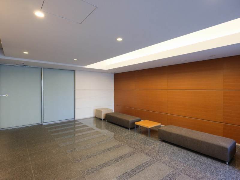 落ち着いた雰囲気の漂うエントランスホールです。手入れの行き届いた様子からは、管理体制の良さが伺えます。