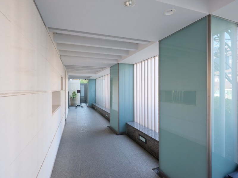 住戸へ続く共用廊下も、明るく清潔感があり洗練された印象です。令和5年共用部大規模修繕工事実施済です。