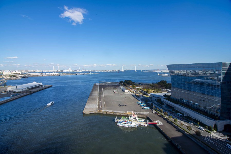 16階からは、横浜のシンボルとなる海を見渡すことができる開放的な眺望です。時間と共に移り変わっていく景色を眺めながら、少し肩の力を抜きたくなるような空間です。