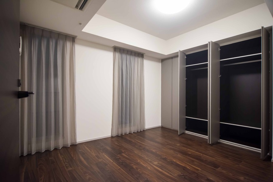 洋室1は、廊下からアクセスするプライベートルーム。壁一面のしっかりとした容量の収納が確保されていますので、お部屋もゆったり使えます