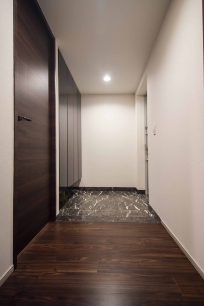 高級感漂う玄関ホールです。ゆとりのある空間で、玄関をすっきり綺麗に保てます。