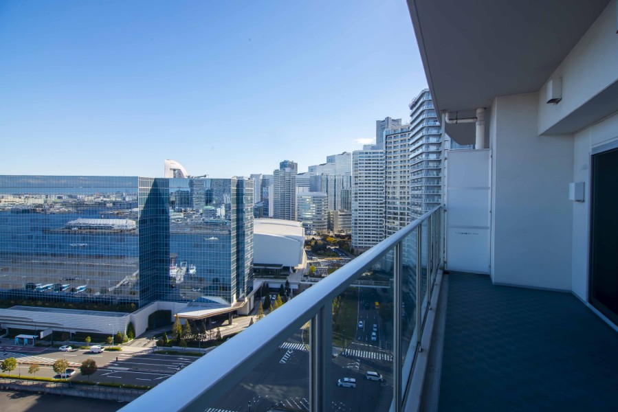 バルコニーからは、ベイブリッジが見渡せる見晴らしの良い眺望が広がっています。対暮らしの中で大切な光と風を演出してくれる居心地の良い空間です。