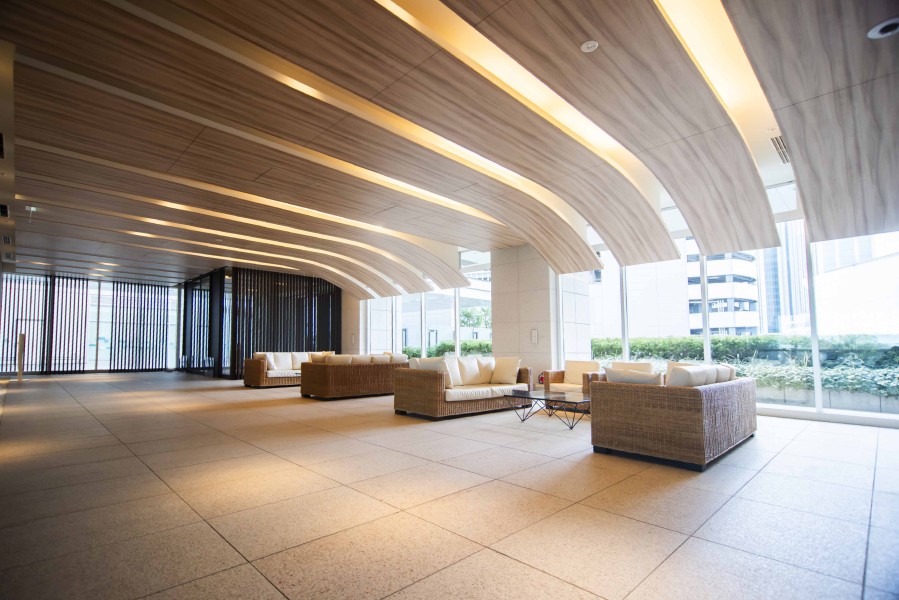 大きな窓から爽やかな光を採り入れ、清潔に保たれた広々としたマンションエントランスロビーは、グレードの高さを誇っています。