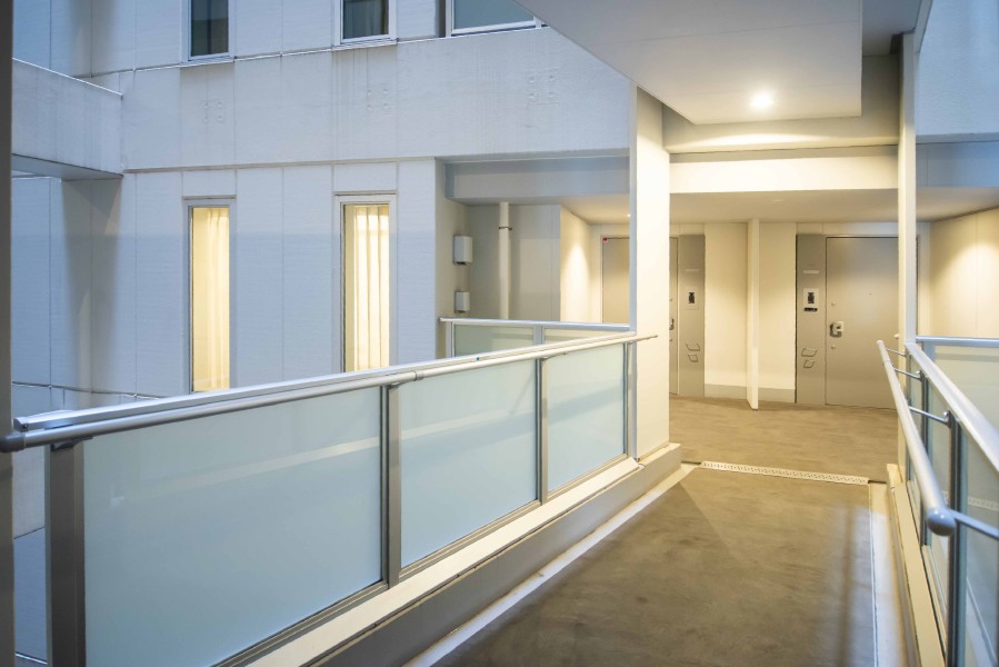 高級感がありホテルライクな内廊下です。玄関扉の前にも奥行きがあり、プライバシーを守りやすいため安心してお住まいいただけます。