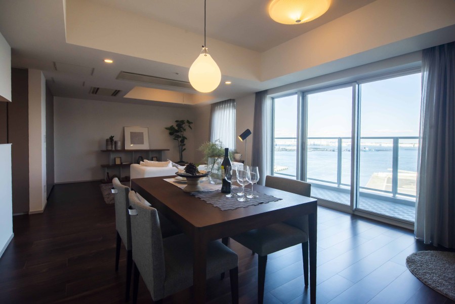 横浜港を望み、水の潤いと爽快感を感じるお部屋。『日常』という大切な時間を豊かに、快適にお過ごしいただける空間です。