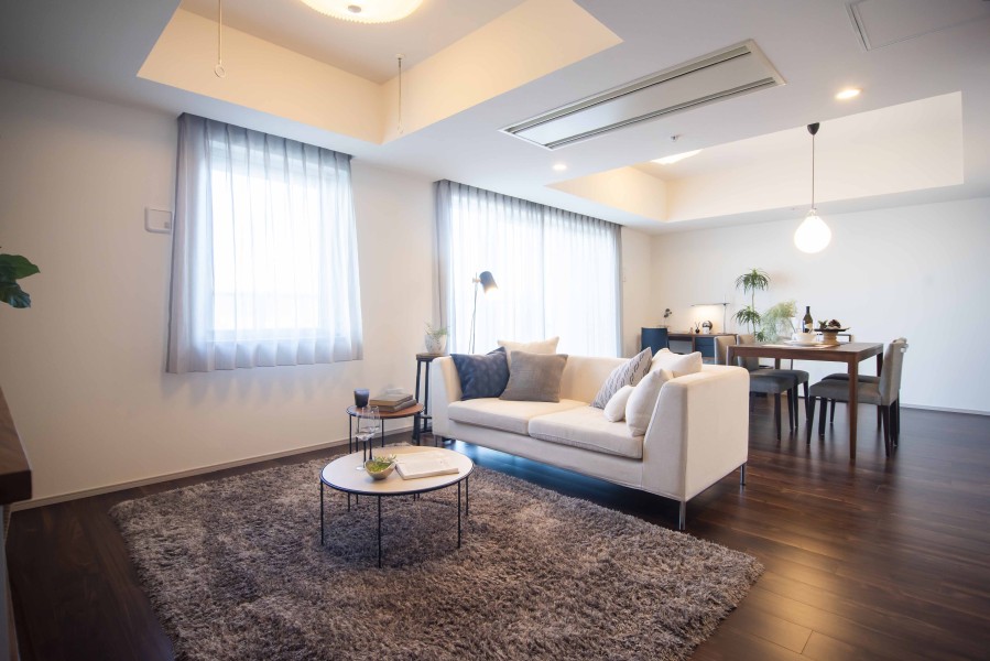 LDKは東向きで、前面を遮る建物もなく、眺望良好な開放感あふれるリビングです。都市生活のやすらぎを深める、快適な暮らしが叶う住まいです