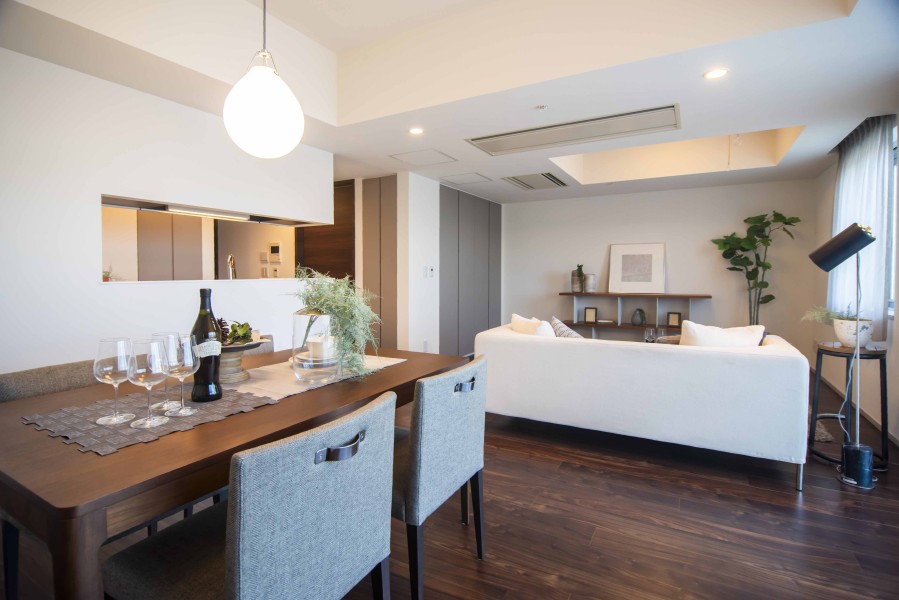 贅沢な広さのリビングダイニングキッチンではじまる余裕のある暮らし。洗練された上質で気品あふれる居住空間です。めいっぱいの開放感を手中に、穏やかな空気が流れるお部屋です。