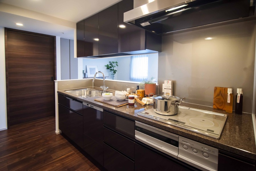 重厚感のあるキッチンは、お色味がお部屋にアクセントをもたらし、ラグジュアリーな雰囲気を醸し出します。