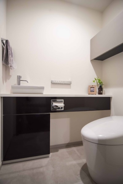 TOTO製洗浄便座付きタンクレストイレを設置しました。ホテルライクな手洗い場も備え付けです。収納が備わっているので、足元の空間もすっきりとお使いいただけます。