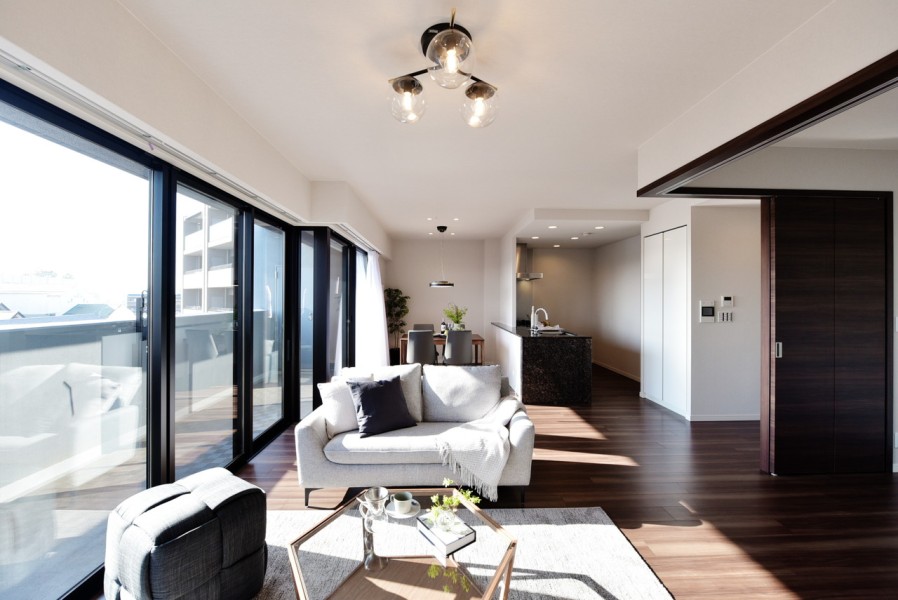 ４階部分の南西向きで陽当り・眺望良好です。大きな窓からはたっぷりの光を取り込み、開放感のある空間になっています。床暖房も完備していますので、家族もゆったりと寛げるスペースです。