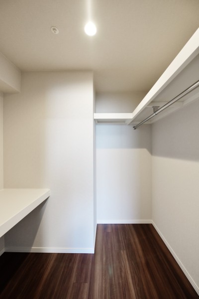 洋室1には大きなウォークインクローゼットを設置しました。ハンガーパイプに枕棚を備え、小物からかさばりがちなアウターや礼服などもたっぷりと収納できる便利な収納です。